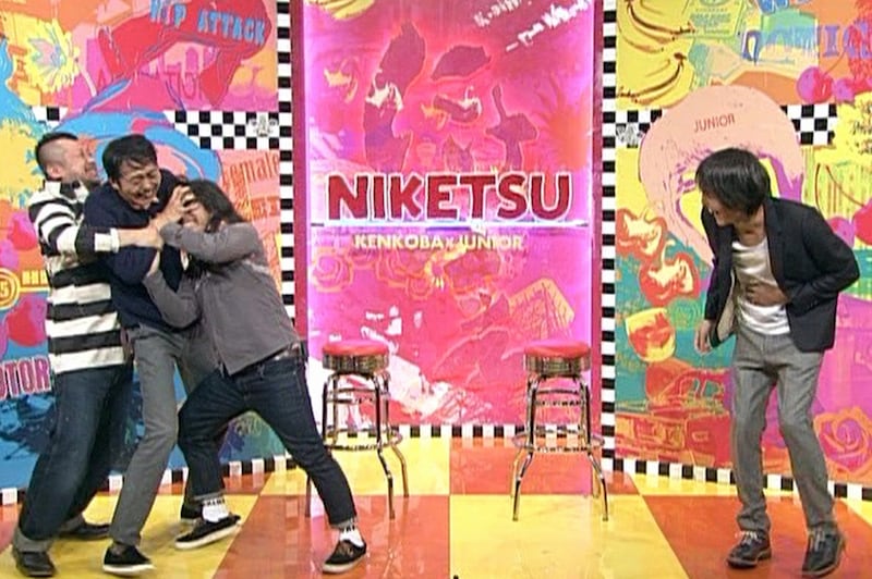 「にけつッ!!」でもみくちゃになるケンドーコバヤシ、アンガールズ田中、ロッチ中岡（左から）。(c)読売テレビ