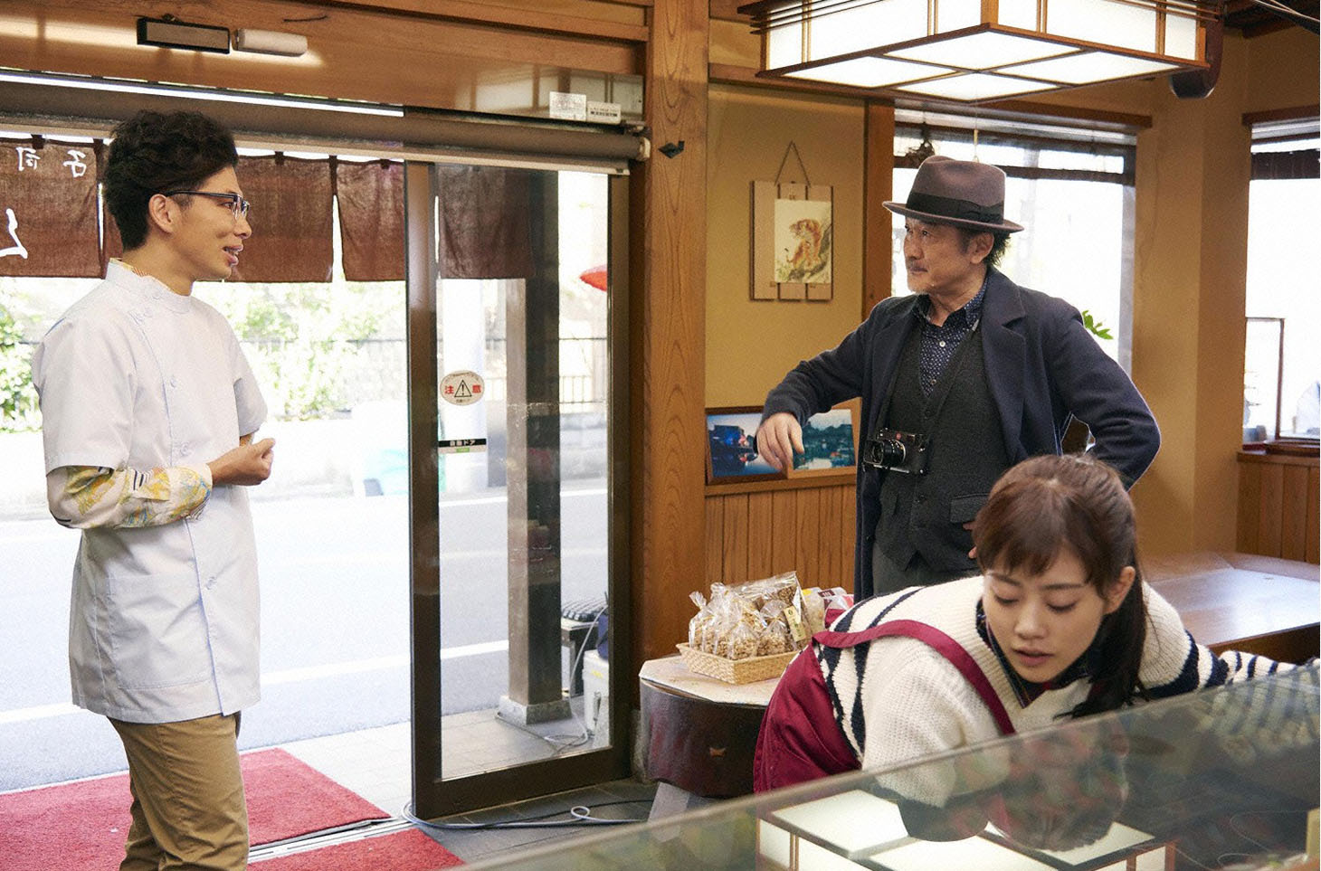 「東京センチメンタル」に出演する片桐仁（左）。(c)テレビ東京