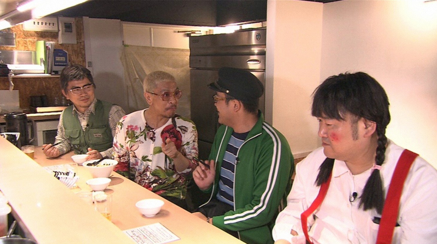 有名な「台湾まぜそば」の店を訪れる松本家メンバー。(c)ABC