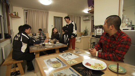 謎の行動をとる店主のレストランを調査するハライチ澤部(右)。(c)ABC