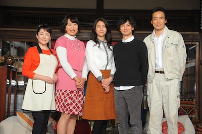 左から、松坂慶子、南海キャンディーズしずちゃん、松下奈緒、安藤政信、村上弘明。(c)NHK