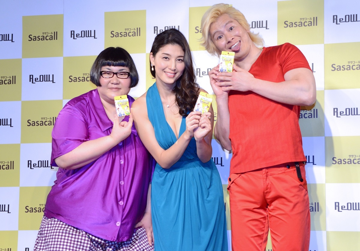 「ササコール」のPRイベントの様子。左からメイプル超合金・安藤、橋本マナミ、メイプル超合金カズレーザー。