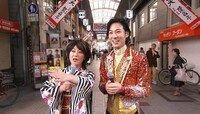 街頭インタビューを行う水谷千重子と山内惠介。(c)テレビ東京