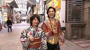 街頭インタビューを行う水谷千重子と山内惠介。(c)テレビ東京