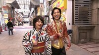 街頭インタビューを行う水谷千重子と山内惠介。(c)テレビ東京