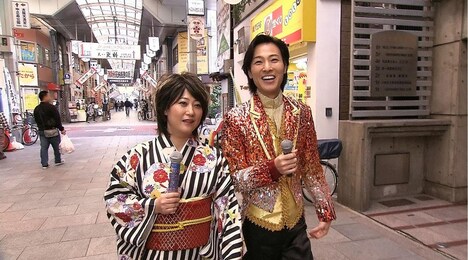 街頭インタビューを行う水谷千重子と山内惠介。(c)テレビ東京
