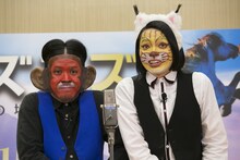 映画「シーズンズ 2万年の地球旅行」公開記念イベントに登場したピスタチオ伊地知と小澤（左から）。