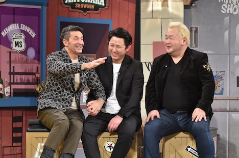 「マヨなか笑人」ゲストのパンツェッタ・ジローラモ、東京ダイナマイト松田とハチミツ二郎（左から）。(c)読売テレビ
