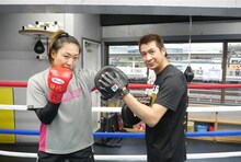 （左から）南海キャンディーズしずちゃん、山川豊。(c)BS朝日