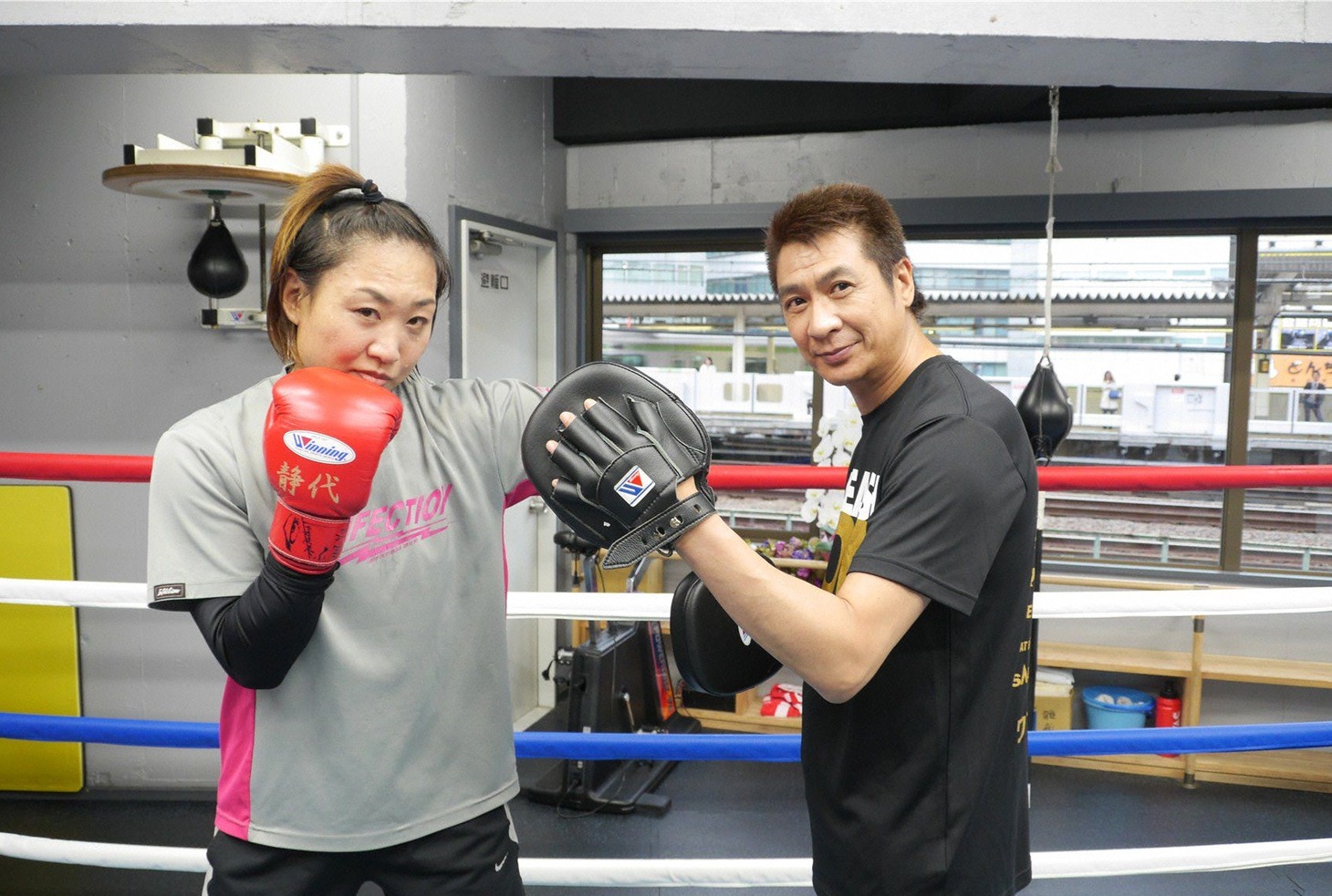 （左から）南海キャンディーズしずちゃん、山川豊。(c)BS朝日