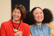 自身が挑戦したコントを振り返り笑う岡本玲（左）とニッチェ江上（右）。