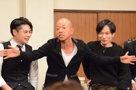 リーダーとして熱弁をふるうバイきんぐ小峠（中央）。