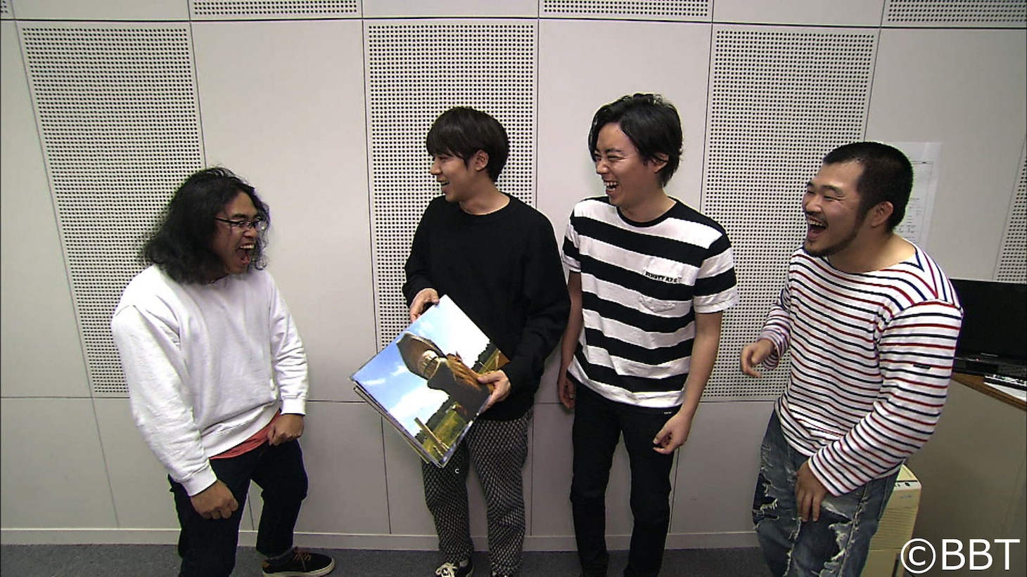 正月特番で共演したロッチと楽屋トークを繰り広げるクマムシ。左からロッチ中岡、ロッチ・コカド、クマムシ佐藤、クマムシ長谷川。