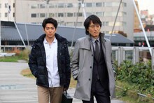 「新・ミナミの帝王」のワンシーン。左から大東駿介、千原ジュニア。(c)関西テレビ