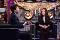 「有吉反省会」反省人のひとみ（右）とMCの有吉弘行（左）。(c)日本テレビ