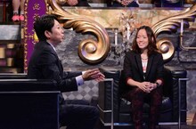 「有吉反省会」反省人のひとみ（右）とMCの有吉弘行（左）。(c)日本テレビ