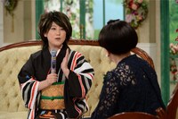 友近からのバトンを受け継ぐ形で「徹子の部屋」に登場する水谷千重子。(c)テレビ朝日