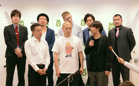 囲み取材の様子。前列左から我が家・坪倉、あばれる君、ロッチ・コカド。後列左から笑撃戦隊・野村と柴田、厚切りジェイソン、クマムシ佐藤と長谷川。