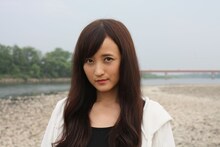 ナナ役の小松彩夏。