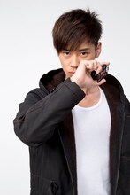 時雨役の戸塚純貴。