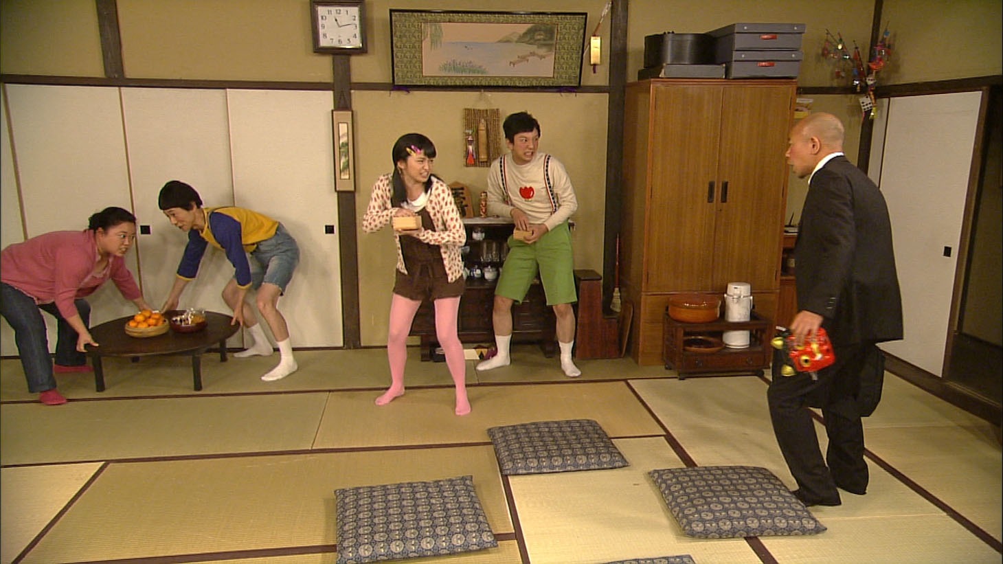 オープニング・ショートコントのワンシーン。(c)NHK