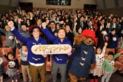 映画「パディントン」の公開前夜祭に登場したクマムシとパディントン。
