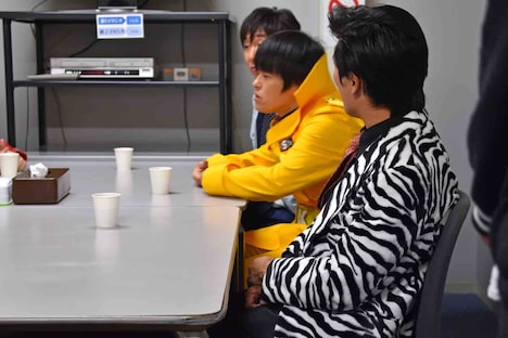 「ウレロ☆無限大少女」第3話反省会の様子。手前から劇団ひとり、バカリズム、東京03飯塚。