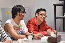 「ウレロ☆無限大少女」第3話反省会の様子。左から東京03豊本、東京03角田。