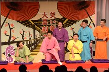 あいうえお作文のオチを務めるよう促されるダイアン津田（左から2人目）。