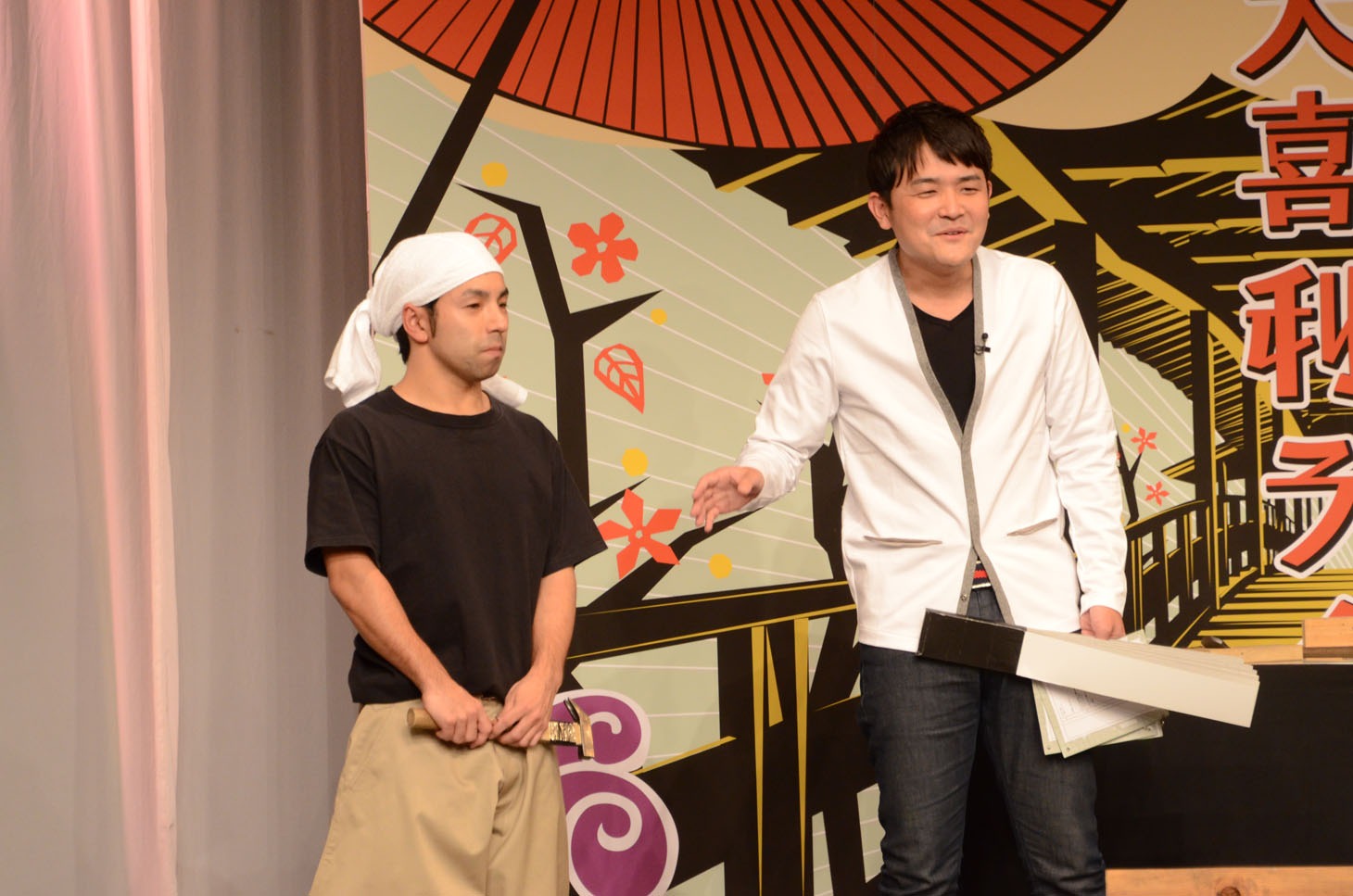 シチュエーション大喜利のエキストラとして登場したいぬ太田（左）。
