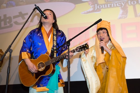 エンディング曲「パンツミー」神戸バージョンを歌う松浦真也とすっちー（左から）。