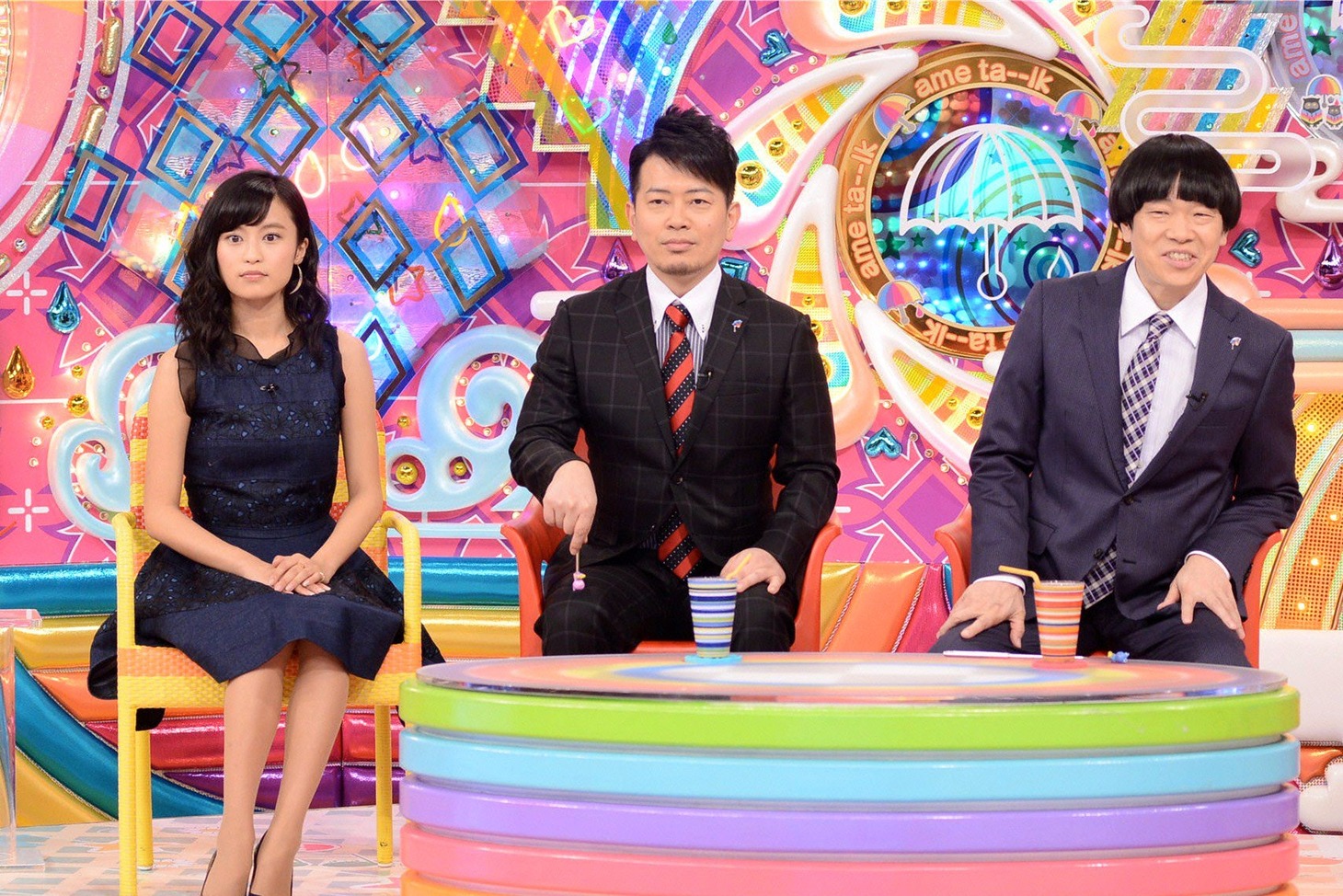 雨上がり決死隊と小島瑠璃子（左）。(c)テレビ朝日