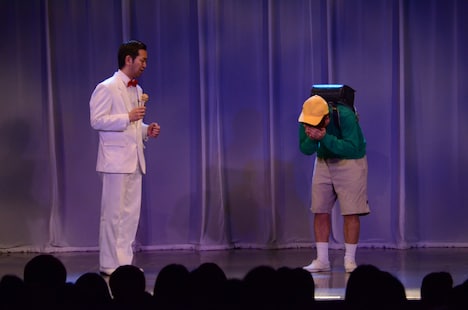 たかしを泣かせてしまうムーディ勝山（左）。