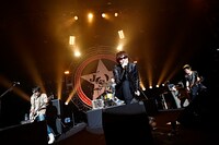 JUN SKY WALKER(S)のライブ中のワンシーン。