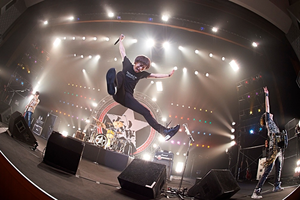 JUN SKY WALKER(S)のライブ中のワンシーン。