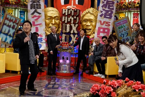 岩崎宏美本人（右）と「シンデレラ・ハネムーン」を歌うコロッケ（左）。(c)読売テレビ