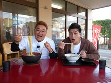 「これが東北魂だ 愛と希望のラーメン～湯気の向こうの復興物語～」に出演するサンドウィッチマン。 (c)TBC東北放送