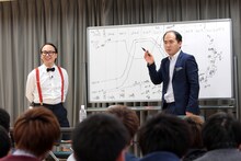 これまでのサクセス・ストーリーを解説するトレンディエンジェル斎藤（右）とたかし（左）。