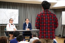 NSC在校生の質問に耳を傾けるトレンディエンジェル（奥2人）。