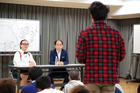 NSC在校生の質問に耳を傾けるトレンディエンジェル（奥2人）。