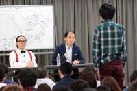 NSC在校生の質問に答えるトレンディエンジェル（左2人）。