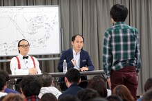 NSC在校生の質問に答えるトレンディエンジェル（左2人）。