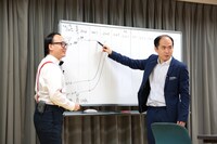 これまでのサクセス・ストーリーを解説するトレンディエンジェル斎藤（右）とたかし（左）。