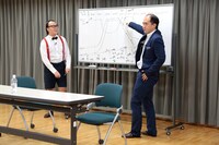 これまでのサクセス・ストーリーを解説するトレンディエンジェル斎藤（右）とたかし（左）。