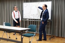 これまでのサクセス・ストーリーを解説するトレンディエンジェル斎藤（右）とたかし（左）。