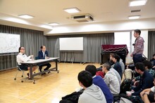 NSC在校生の質問に耳を傾けるトレンディエンジェル（左2人）。