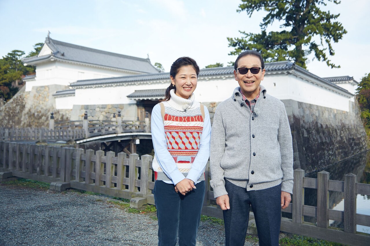 右から、小田原城を訪れるタモリと桑子真帆（NHKアナウンサー）。(c)NHK