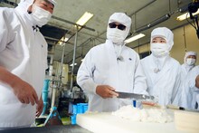 かまぼこ作りに挑戦するタモリ。(c)NHK