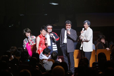 客席に降りて気に入った男性にキスしようとする春澪（左から2人目）。