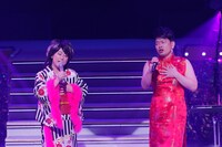 デュエットする水谷千重子と春澪。